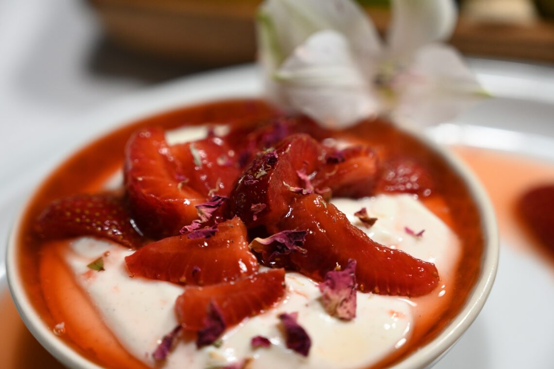 Gewürzjoghurt mit marinierten Erdbeeren - Dinnerliebe Gewürzjoghurt mit marinierten Erdbeeren - Dinnerliebe